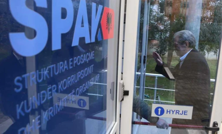 Zbaton masën “detyrim paraqitje”/ Sali Berisha paraqitet në SPAK