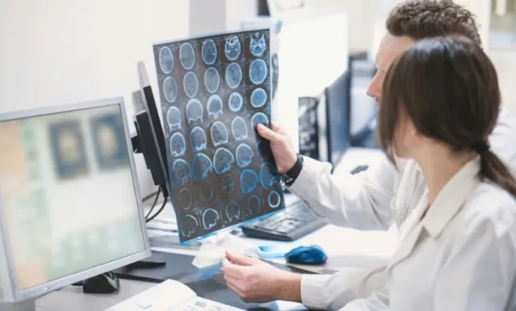 Zbulim i madh në mjekësi/ IA identifikon dy nëntipe të reja të sklerozës multiple