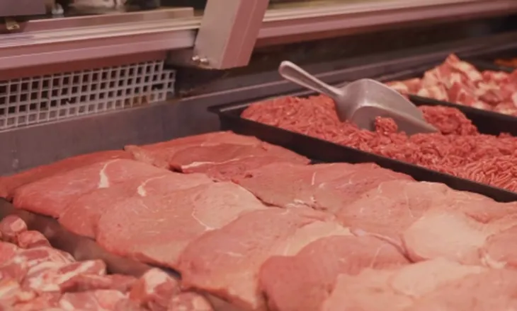 Zbulohen 4 ton mish dhe mbi 9 mln euro të padeklaruara, kallëzim penal ndaj subjektit tregtar në Tiranë (VIDEO)