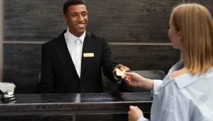 Zbuloni trukun e thjeshtë në hotele që ju kursen qindra euro në çdo udhëtim