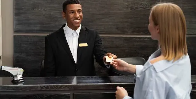 Zbuloni trukun e thjeshtë në hotele që ju kursen qindra euro në çdo udhëtim