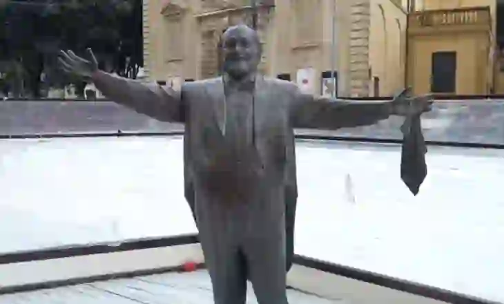 Zemërim në Itali për statujën e Pavarotti-t