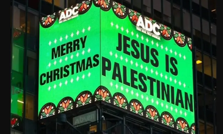 Zemërim në Nju Jork për tabelën ‘Jezusi është palestinez’ në Times Square, komentuesit në rrjetet sociale: Provokuese dhe johistorike