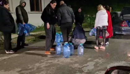 Zgjidhje provizore/ Pas protestës, vlonjatët ‘dynden’ në burime me bidona për të mbushur ujë