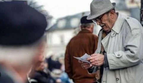 Zhgënjim për pensionistët/ Bonusi i vogël, nevojitet rritje e vërtetë e pensioneve