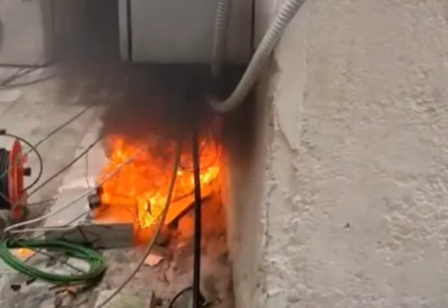 Zjarr brenda dhe jashtë Parlamentit/ Merr flakë fibra e transmetimit të Kuvendit