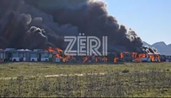 Zjarr i madh pranë ‘Eco Park’! Digjen dhjetëra autobusë të rreshtuar në sektorin Rinia në Durrës