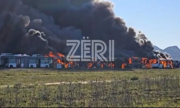 Zjarr në Fllakë! Digjen dhjetëra autobusë të rreshtuar në sektorin Rinia në Durrës