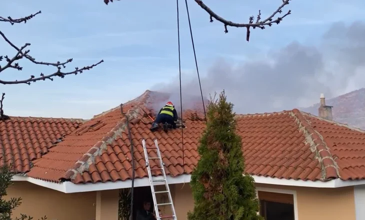 Zjarr në një banesë në fshatin Gurras, shkak dyshohet soba me dru, shpëtojnë mrekullisht anëtarët e familjes