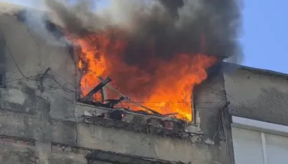 Zjarr tragjik në një banesë, humb jetën foshnja, tre persona të lënduar