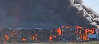 Zjarri në parkun e autobusëve në Durrës/ Policia jep detaje: U dogjën 8 autobusë, flakët u shkaktuan nga…