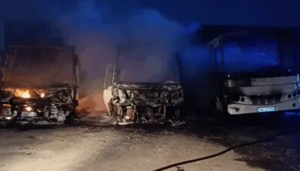 Zjarri në parkun e autobusëve në Durrës, policia jep detaje: U dogjën 8 autobusë