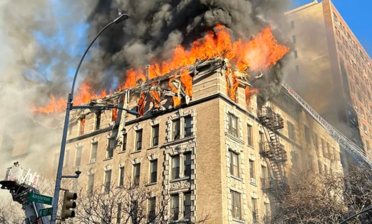 Zjarri përfshin ndërtesën në Manhattan, raportohet për të lënduar