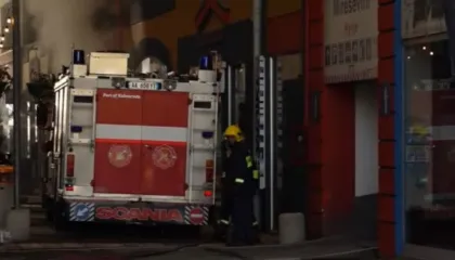 Zjarri shkrumbon magazinën e bimëve medicinale, policia dyshon se shkak u bë….