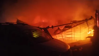 Zjarri shkrumbon një kioskë dhe dy automjete në aksin Librazhd-Përrenjas, dyshohet për…