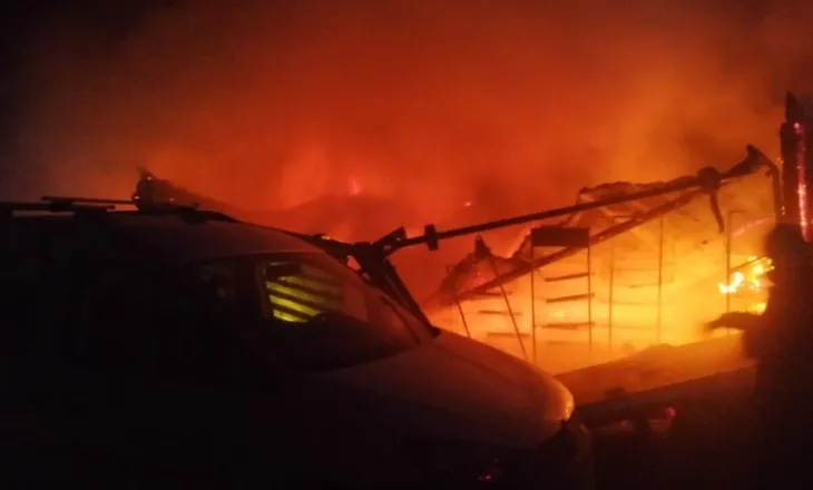 Zjarri shkrumbon një kioskë dhe dy automjete në aksin Librazhd-Përrenjas, dyshohet për…