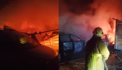 Zjarri shkrumbon një kioskë dhe dy automjete në Librazhd, dyshohet për zjarrvënie të qëllimshëm