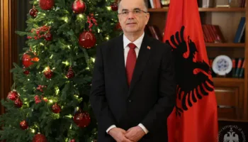“Zoti e bekoftë Shqipërinë dhe të gjithë shqiptarët”, Begaj mesazh për Vitin e Ri: Shëndet, gëzime dhe mbarësi