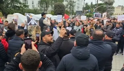 10 mln euro për çokollata, buxheti kundër kancerit nuk është aq”/Lapaj: Populli e di që ata na vjedhin