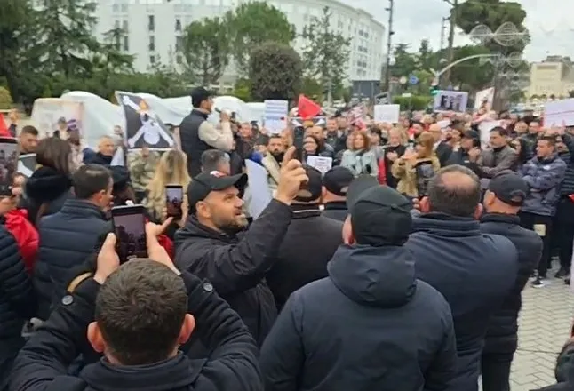 10 mln euro për çokollata, buxheti kundër kancerit nuk është aq”/Lapaj: Populli e di që ata na vjedhin