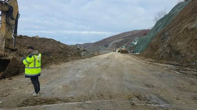 11 ditë e bllokuar prej rrëshqitjes së dherave, hapet nesër për qarkullim aksi Qukës–Qafë Plloçë