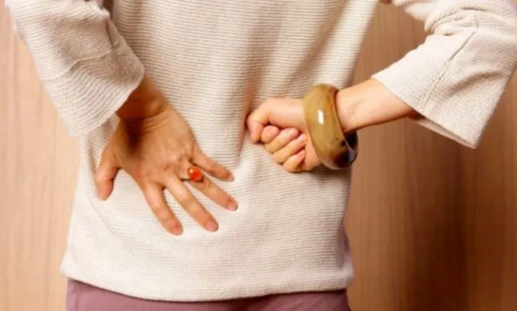 12 simptoma që tregojnë një infeksion të veshkave