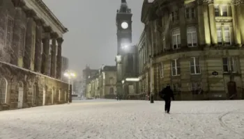 13 viktima nga acari në Evropë/ Anglia dhe Franca nën ‘pushtetin’ e dëborës, kaos me udhëtimet, mbyllen edhe shkollat