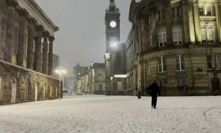 13 viktima nga acari në Evropë/ Anglia dhe Franca nën ‘pushtetin’ e dëborës, kaos me udhëtimet, mbyllen edhe shkollat
