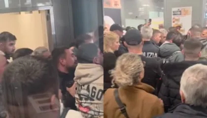 15 shqiptarë bllokohen në portin e Brindizit! Qytetarja: Na larguan me forcë nga aeroporti