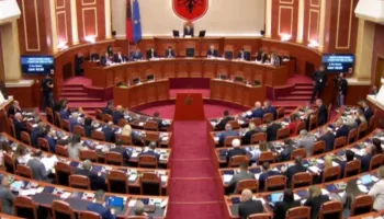 18 orë debat! Miratohen me forcën e kartonave ndryshimet në Kodin Penal, opozita kundër