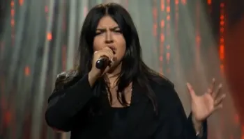 19-vjeçarja nga Kosova mahnit në skenën e “The Voice of Finland” me zërin e saj