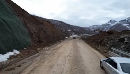 2 javë e mbyllur dhe 260 mln euro të shkuara dëm/ Rruga Qukës–Qafë Plloçë e Ballukut sërish nën baltë