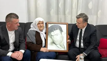 ”21 Janari”, Taulant Balla vizitë tek nëna e Hekuran Dedës: Jeton me shpresën se drejtësia do të arrijë të tregojë