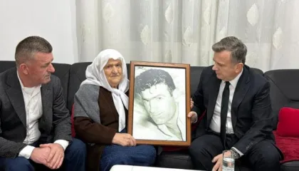 ”21 Janari”, Taulant Balla vizitë tek nëna e Hekuran Dedës: Jeton me shpresën se drejtësia do të arrijë të tregojë