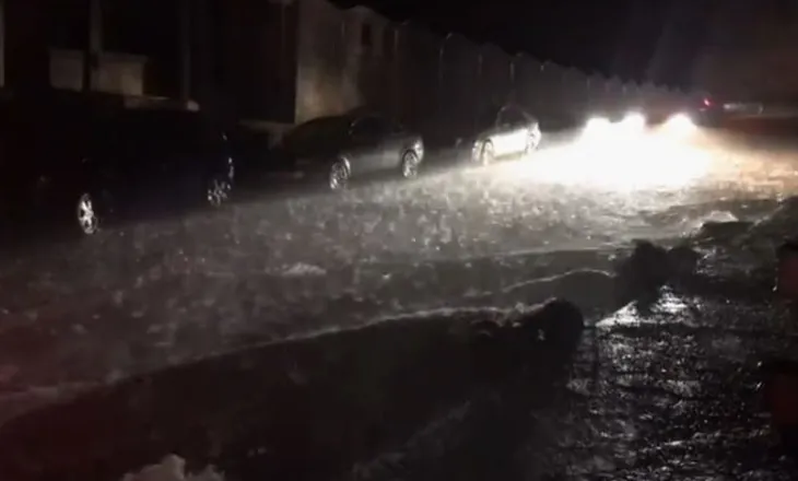 23-vjeçari në Gjirokastër shpëtohet nga mbytja, zjarrfikësit e nxjerrin nga rrjedha e ujërave të rrëmbyeshëm në rrugë