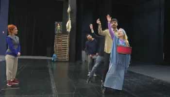 “24 orë nga jeta e një votuesi”, shfaqja satirike e Driada Dervishit në Teatrin Kombëtar thumbon realitetin shqiptar