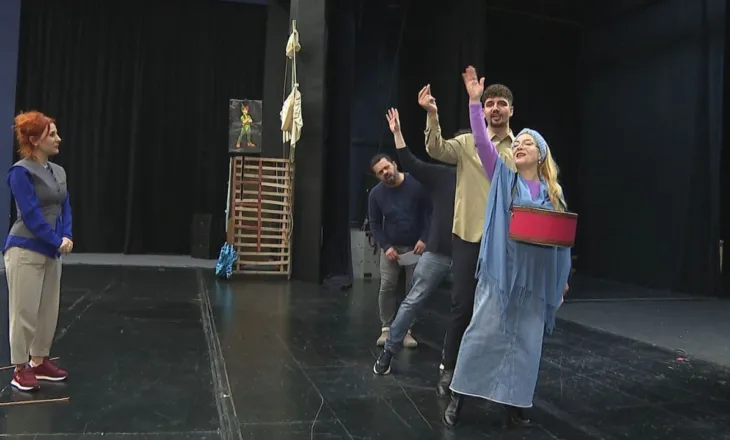 “24 orë nga jeta e një votuesi”, shfaqja satirike e Driada Dervishit në Teatrin Kombëtar thumbon realitetin shqiptar