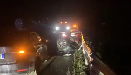 24-vjeçari humb kontrollin e makinës dhe përplaset me 4 automjete të tjera