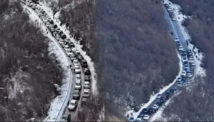 25 kilometra trafik/ Pamje me dron nga qarkullimi i bllokuar në rrugët e Dajtit të zbardhur nga dëbora