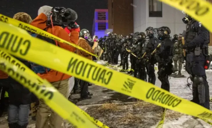 26 persona bien në pranga nga policia e Minneapolis/ Po protestonin para hotelit ku qëndronte komandanti i ICE-së