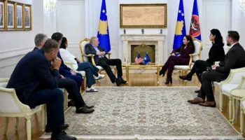 27 vite nga masakra e Reçakut, Osmani takohet me Walker: Njeriu që ishte pranë nesh në orët më të errëta…