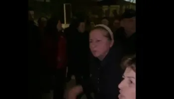 3 ditë afat për tu larguar nga tregu industrial, tregtarët e Vlorës protestë para Bashkisë: Lër bukën e fëmijëve dhe largohu