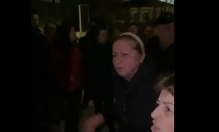 3 ditë afat për tu larguar nga tregu industrial, tregtarët e Vlorës protestë para Bashkisë: Lër bukën e fëmijëve dhe largohu