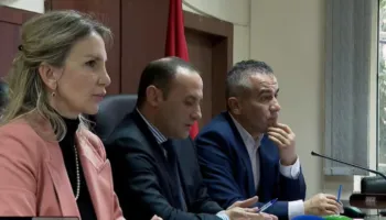 “60 policë do të mjaftonin”/ Gjyqtarët ndjehen të pasigurt, kërkohet një polic në çdo kat të gjykatës, por s’ka buxhet