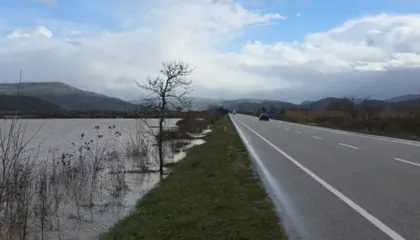 80 ha tokë bujqësore nën ‘pushtetin’ e ujit në Cakran të Fierit, rrezikohet bllokimi i autostradës Levan-Tepelenë