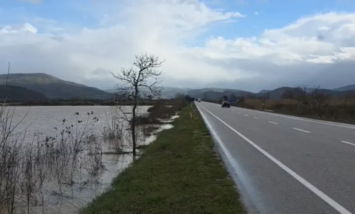 80 ha tokë bujqësore nën ‘pushtetin’ e ujit në Cakran të Fierit, rrezikohet bllokimi i autostradës Levan-Tepelenë