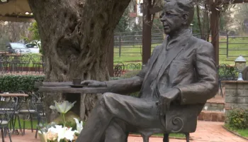 90-vjetori i lindjes së Kadaresë, një shtatore për shkrimtarin e madh dhe një ekspozitë me letërkëmbimet e tij