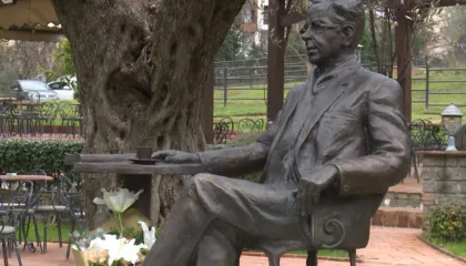 90-vjetori i lindjes së Kadaresë, një shtatore për shkrimtarin e madh dhe një ekspozitë me letërkëmbimet e tij