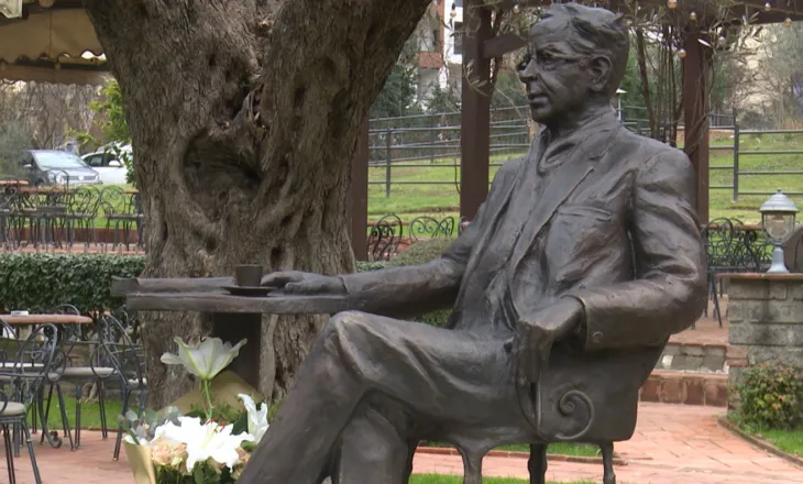 90-vjetori i lindjes së Kadaresë, një shtatore për shkrimtarin e madh dhe një ekspozitë me letërkëmbimet e tij