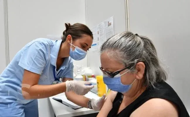 A duhet të dëshpërohen ata që morrën vaksinën anti-Covid pak vite më parë?